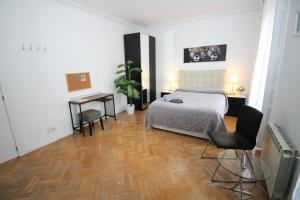 ein Schlafzimmer mit einem Bett, einem Tisch und Stühlen in der Unterkunft Madrid, C. Mayor in Madrid