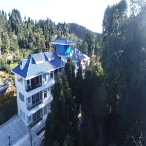 una vista aérea de una casa con techo azul en Amaira Resort & Farms - Mirik, West Bengal, en Mirik