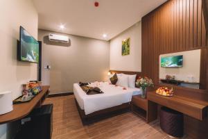 Postel nebo postele na pokoji v ubytování GREENECO DA LAT HOTEL - Khách sạn Green Eco Đà Lạt