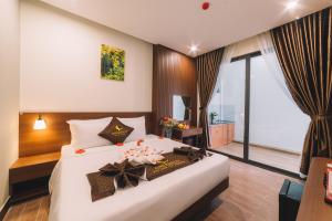 Postel nebo postele na pokoji v ubytování GREENECO DA LAT HOTEL - Khách sạn Green Eco Đà Lạt