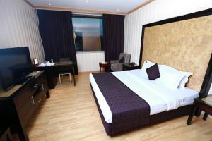Habitación de hotel con cama y TV de pantalla plana. en Hyatt Jeddah Continental Hotel, en Yeda