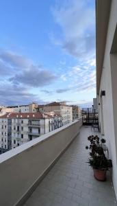 balkon z widokiem na miasto w obiekcie Ermes Apartment - Historic Centre Catania w Katanii +7 zdjęć