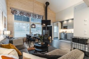 un salon avec un canapé et une table dans l'établissement Holiday in Lapland - Levihovi 6B, à Levi