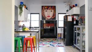 戴爾斯福特的住宿－LACROIX - DAYLESFORD，厨房墙上挂着一幅女人的画