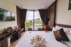 Postel nebo postele na pokoji v ubytování GREENECO DA LAT HOTEL - Khách sạn Green Eco Đà Lạt + 37 fotografií