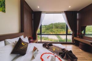Postel nebo postele na pokoji v ubytování GREENECO DA LAT HOTEL - Khách sạn Green Eco Đà Lạt