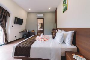 Postel nebo postele na pokoji v ubytování GREENECO DA LAT HOTEL - Khách sạn Green Eco Đà Lạt