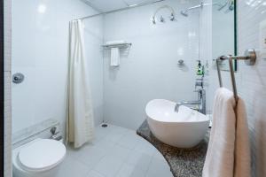 Un baño de Olive Zip Rest House Road by Embassy Group