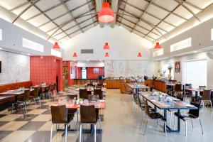 新德里Red Fox by Lemon Tree Hotels, East Delhi的享有带桌椅的餐厅的景色