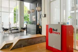 Posezení v ubytování RedLiving Apartemen Aeropolis - Ivan Tower AR2