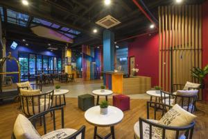 - un restaurant avec des tables et des chaises dans une salle dans l'établissement Rumaruma Farvet Residence @ Ambon, à Ambon