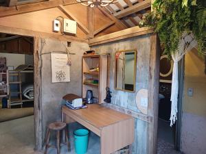 ein winziges Haus mit einem Schreibtisch in einem Zimmer in der Unterkunft 池上鄉屋 寵物友善民宿 in Chishang