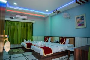 Кровать или кровати в номере Gautam Hotel