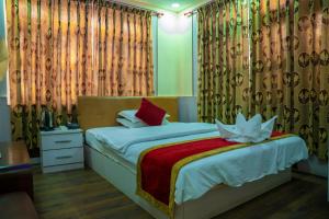 Postel nebo postele na pokoji v ubytování Gautam Hotel + 3 fotografie