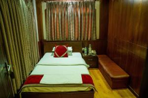 Postel nebo postele na pokoji v ubytování Gautam Hotel