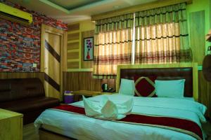 Postel nebo postele na pokoji v ubytování Gautam Hotel