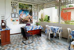 een restaurant met tafels en stoelen en een schilderij aan de muur bij Carmen Veranda Resort in Carmen