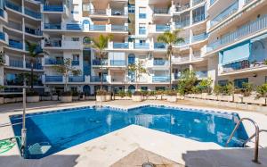 Bazén v ubytovaní PORT ESTEPONA alebo v jeho blízkosti