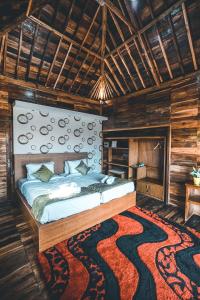 sypialnia z łóżkiem i dużym dywanem w obiekcie Ocho Bali Surf Camp w mieście Uluwatu