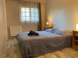 a bedroom with a bed and a window at Calme et spacieux près du Loing et du centre in Moret-sur-Loing