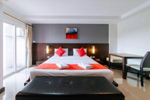 Postel nebo postele na pokoji v ubytování Ratana Hotel Sakdidet, PHUKET TOWN