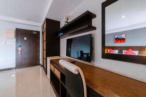 TV a/nebo společenská místnost v ubytování Ratana Hotel Sakdidet, PHUKET TOWN