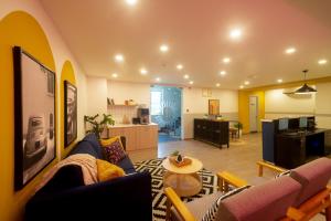 een woonkamer met een bank en een tafel bij Olive Richmond Circle - By Embassy Group in Bangalore