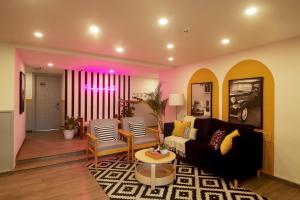 uma sala de estar com um sofá e uma mesa em Olive Richmond Circle - By Embassy Group em Bangalore