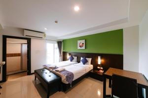 Postel nebo postele na pokoji v ubytování Ratana Hotel Sakdidet, PHUKET TOWN