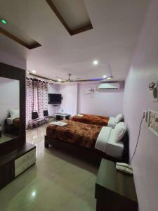 1 dormitorio con 1 cama grande y sala de estar en Wildlife Guest House, en Hatikhuli