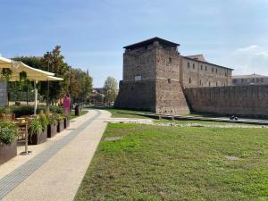 une passerelle en face d'un grand château dans l'établissement Rimini Centro Storico, à Rimini