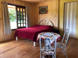 um quarto com uma cama com uma mesa e 2 cadeiras em Cabana na Serra Gaúcha! em Picada Cafe