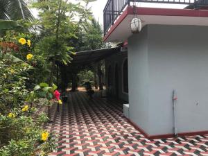 une personne faisant du vélo sur une passerelle en briques à côté d'un bâtiment dans l'établissement MSV Villa résidence home, à Batticaloa