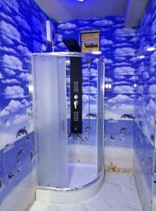een glazen douche in een kamer met een blauw plafond bij MSV Villa résidence home in Batticaloa
