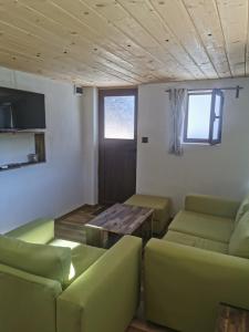 sala de estar con sofá y mesa en Ергини en Dobrinishte