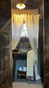 baño con lavabo y ventana en Dormire in una Botte, en Angri
