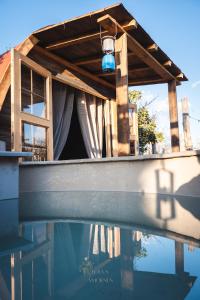 una casa con toldo sobre una piscina de agua en Dormire in una Botte, en Angri