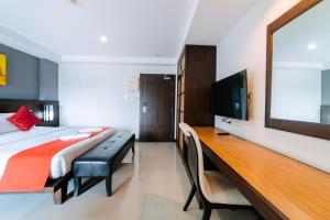 TV a/nebo společenská místnost v ubytování Ratana Hotel Sakdidet, PHUKET TOWN
