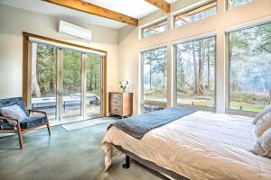 Postel nebo postele na pokoji v ubytování Gold Bar Cabin on Skykomish River Heated Swim Spa