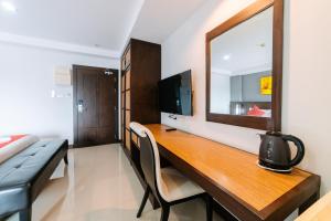 TV a/nebo společenská místnost v ubytování Ratana Hotel Sakdidet, PHUKET TOWN