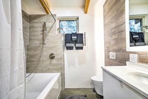 Koupelna v ubytování Gold Bar Cabin on Skykomish River Heated Swim Spa