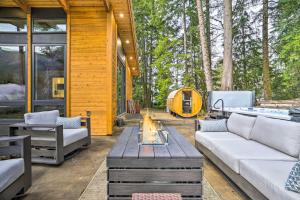 Posezení v ubytování Gold Bar Cabin on Skykomish River Heated Swim Spa