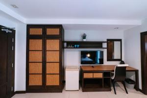 TV a/nebo společenská místnost v ubytování Ratana Hotel Sakdidet, PHUKET TOWN