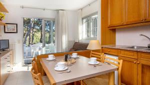 cocina con mesa y sillas y cocina con fregadero en Mas Vermey nº 4, en Calella de Palafrugell