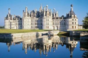 zamek z odbiciem w wodzie w obiekcie Gîte au cœur des châteaux de la Loire w mieście Cellettes