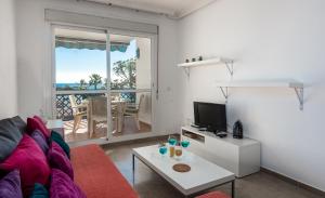Televízia a/alebo spoločenská miestnosť v ubytovaní PORT ESTEPONA