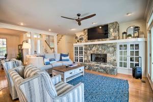 ein Wohnzimmer mit einem Sofa und einem Kamin in der Unterkunft Stunning Lake Wateree Vacation Rental with Dock in Taylors Creek