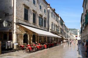 una calle de la ciudad con mesas, sillas y edificios en Bed&Breakfast Andio, en Dubrovnik