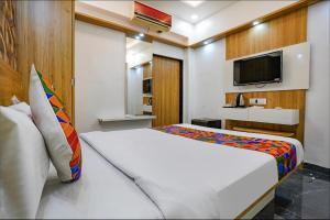TV a/nebo společenská místnost v ubytování FabHotel Galaxy Stay - Nr Morya Hospital