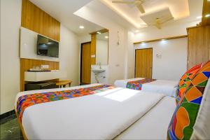 Postel nebo postele na pokoji v ubytování FabHotel Galaxy Stay - Nr Morya Hospital
